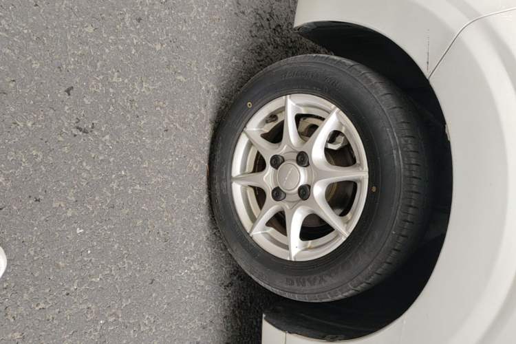 Used Roewe Clever 2022 311km QiQi BoBo Edition Left Front Wheel Hub