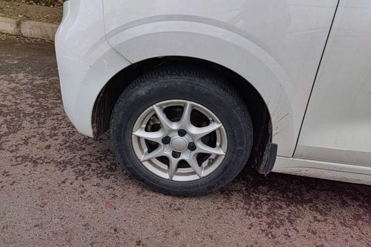 Used Roewe Clever 2022 311km QiQi BoBo Edition Left Front Wheel Hub