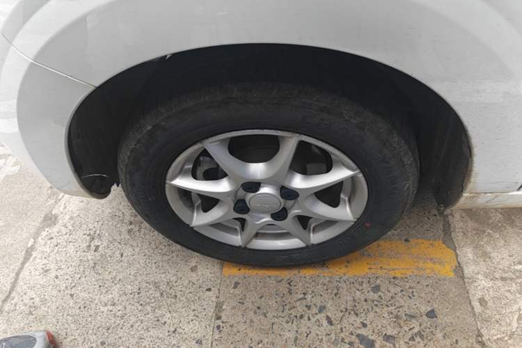 Used Roewe Clever 2022 311km QiQi BoBo Edition Left Front Wheel Hub