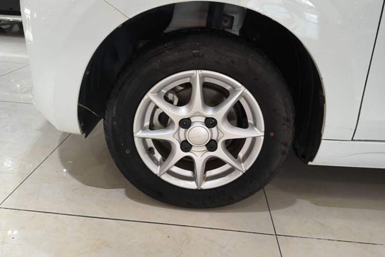 Used Roewe Clever 2022 311km QiQi BoBo Edition Left Front Wheel Hub