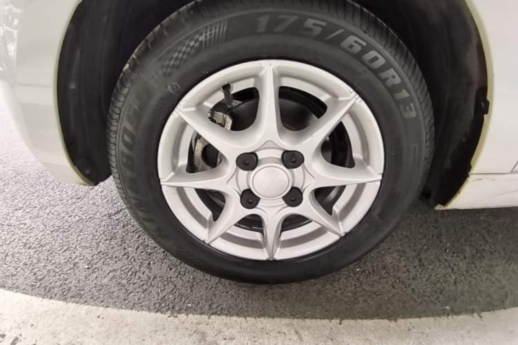 Used Roewe Clever 2022 311km QiQi BoBo Edition Left Front Wheel Hub