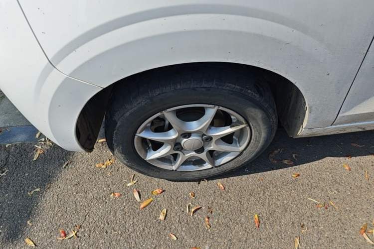 Used Roewe Clever 2022 311km QiQi BoBo Edition Left Front Wheel Hub