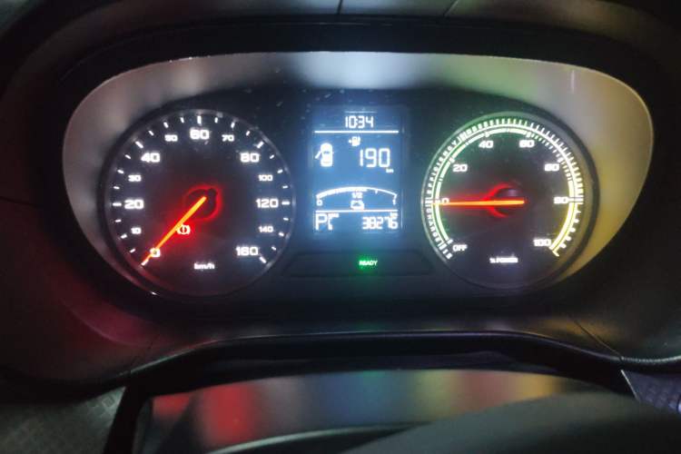 Used Roewe Clever 2022 311km QiQi BoBo Edition Odometer Close Up