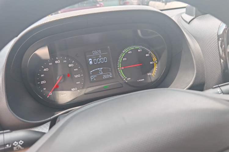 Used Roewe Clever 2022 311km QiQi BoBo Edition Odometer Close Up