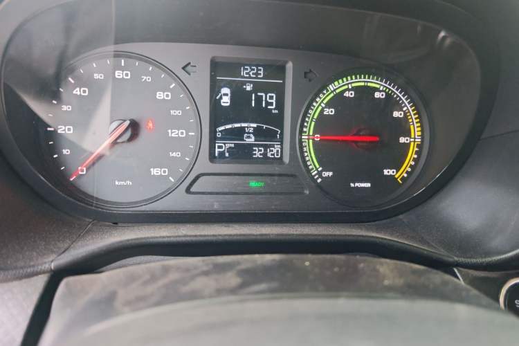 Used Roewe Clever 2022 311km QiQi BoBo Edition Odometer Close Up