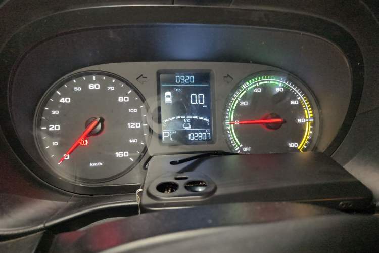 Used Roewe Clever 2022 311km QiQi BoBo Edition Odometer Close Up