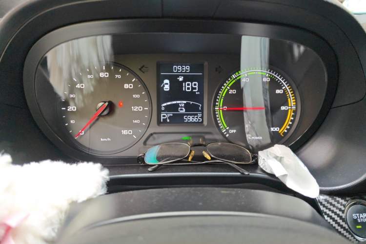 Used Roewe Clever 2022 311km QiQi BoBo Edition Odometer Close Up