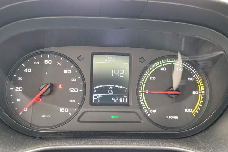 Used Roewe Clever 2022 311km QiQi BoBo Edition Odometer Close Up