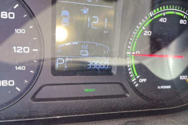 Used Roewe Clever 2022 311km QiQi BoBo Edition Odometer Close Up