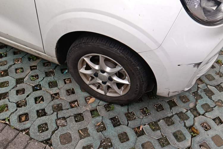 Used Roewe Clever 2022 311km QiQi BoBo Edition Right Front Wheel Hub