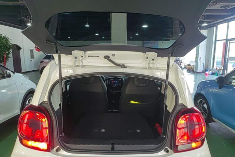 Used Roewe Clever 2022 311km QiQi BoBo Edition Trunk