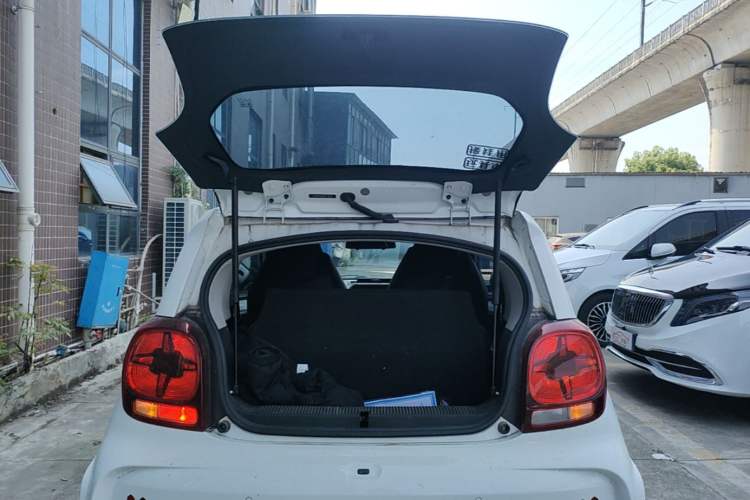 Used Roewe Clever 2022 311km QiQi BoBo Edition Trunk