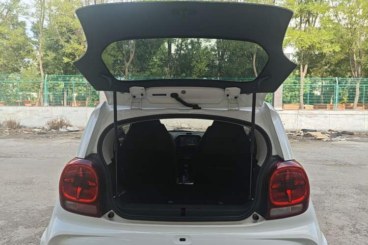 Used Roewe Clever 2022 311km QiQi BoBo Edition Trunk