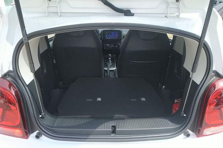 Used Roewe Clever 2022 311km QiQi BoBo Edition Trunk