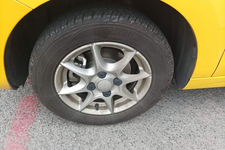 Used Roewe Clever 2022 311km QiQi BoBo Edition Left Front Wheel Hub