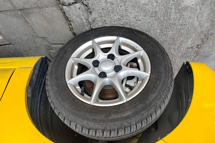 Used Roewe Clever 2022 311km QiQi BoBo Edition Left Front Wheel Hub