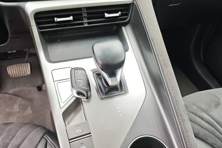 Used Roewe D5X DMH 2024 135 Tech Edition Gear Lever