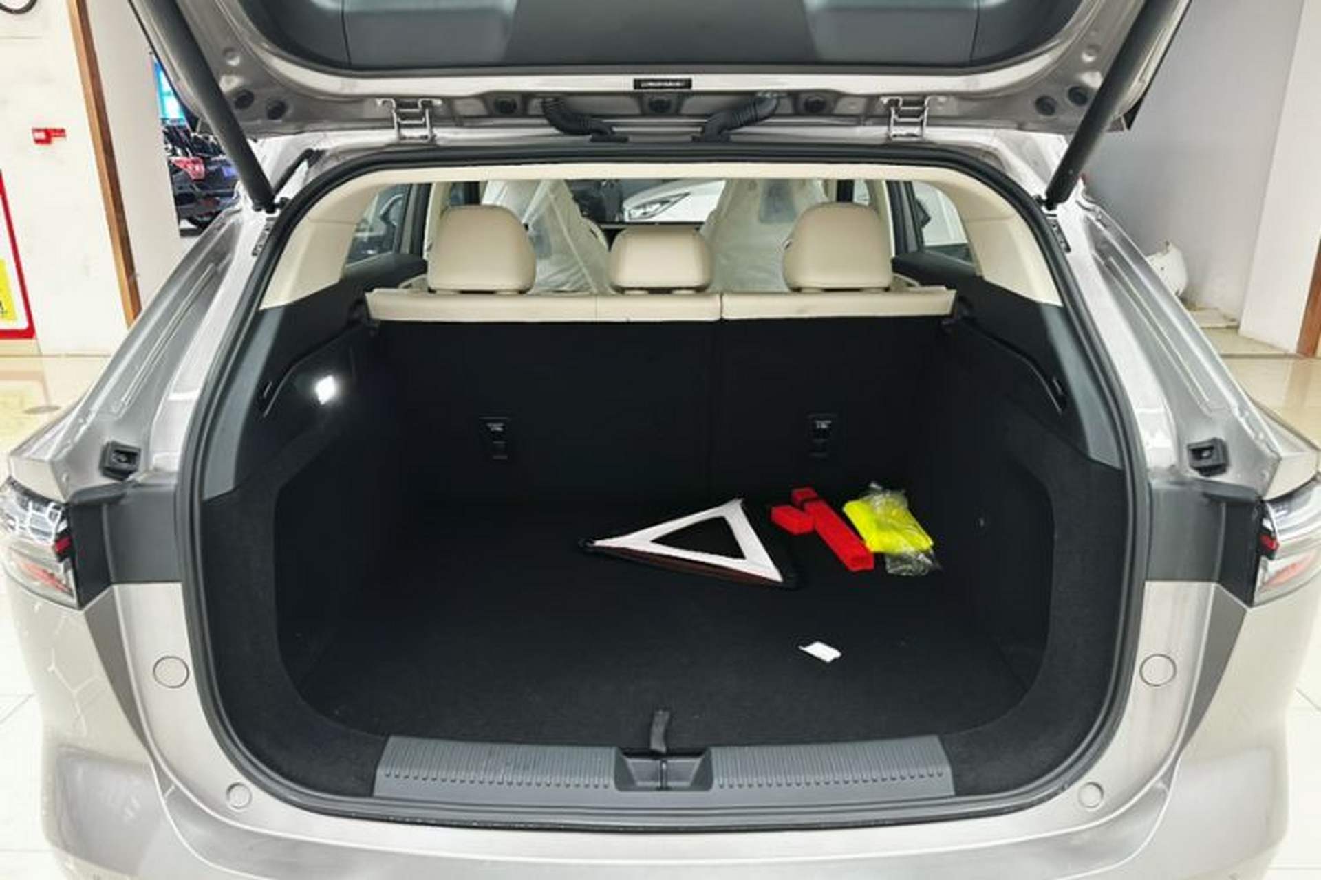 Used Roewe D5X DMH 2024 135 Flagship Edition Trunk