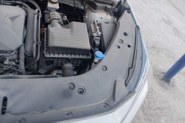 Used Roewe D5X DMH 2024 135 Flagship Edition Engine Bay Left