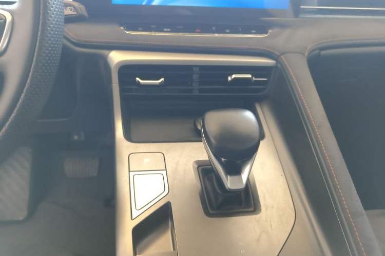 Used Roewe D5X DMH 2024 135 Tech Edition Gear Lever