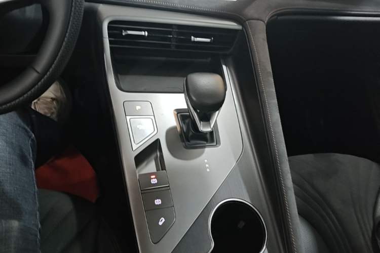 Used Roewe D5X DMH 2024 135 Tech Edition Gear Lever