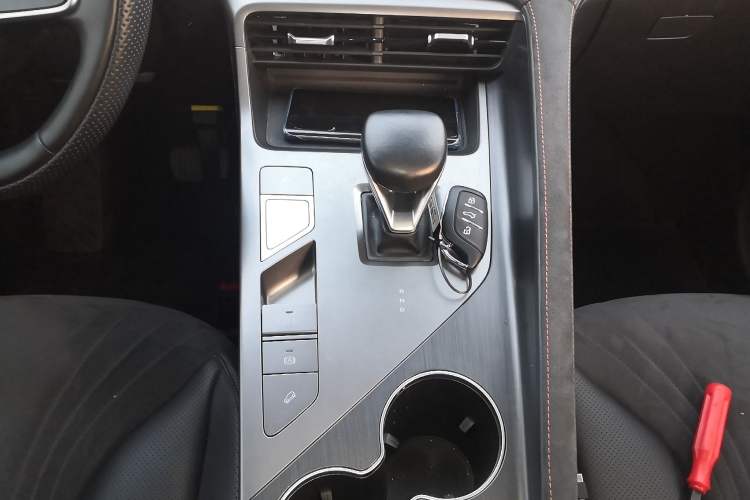 Used Roewe D5X DMH 2024 135 Tech Edition Gear Lever