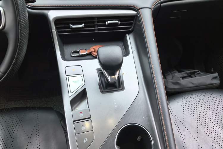 Used Roewe D5X DMH 2024 135 Luxury Edition Gear Lever