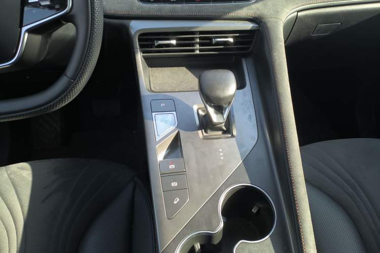 Used Roewe D5X DMH 2024 135 Tech Edition Gear Lever