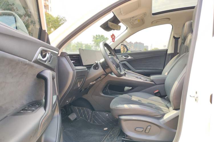 Used Roewe D5X DMH 2024 135 Tech Edition Interior 1