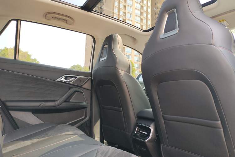 Used Roewe D5X DMH 2024 135 Tech Edition Interior 10