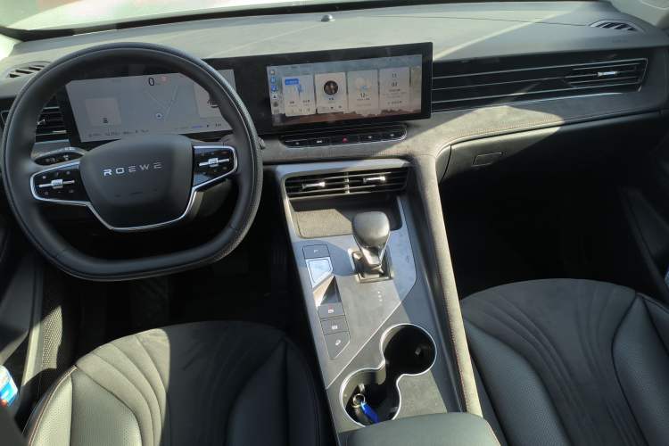 Used Roewe D5X DMH 2024 135 Tech Edition Interior 2