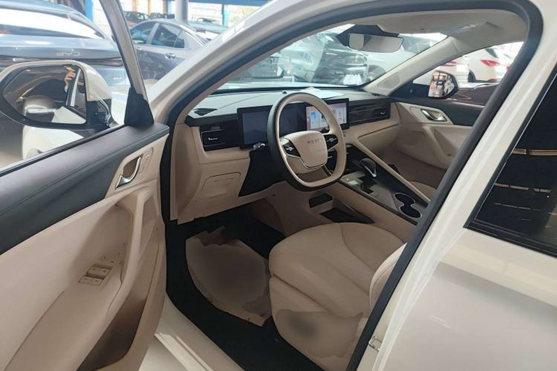 Used Roewe D5X DMH 2024 135 Tech Edition Interior 3