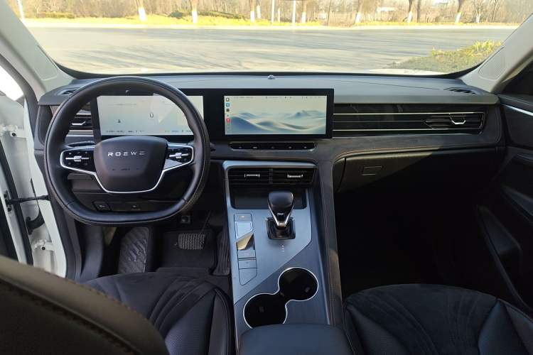 Used Roewe D5X DMH 2024 135 Tech Edition Interior 3
