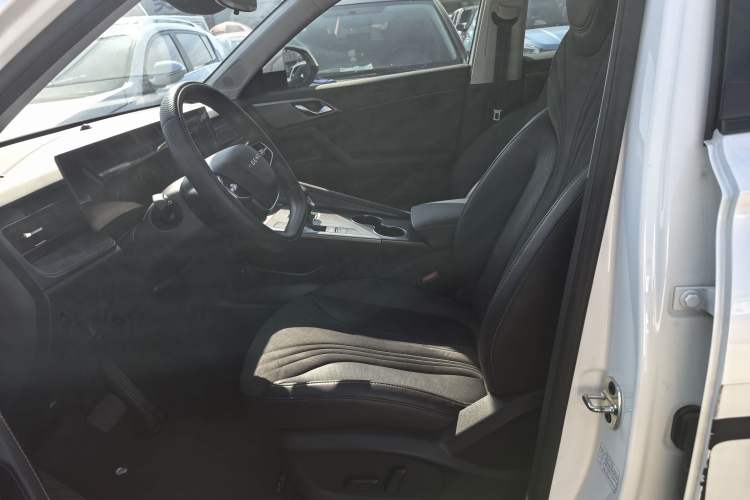 Used Roewe D5X DMH 2024 135 Tech Edition Interior 4
