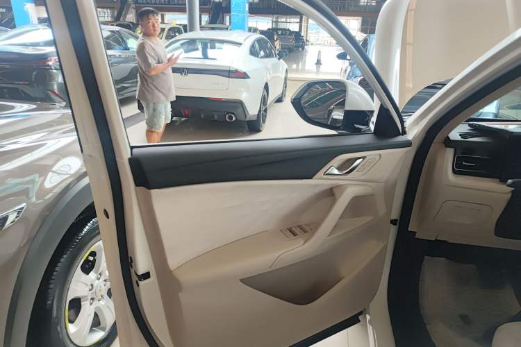 Used Roewe D5X DMH 2024 135 Tech Edition Interior 7