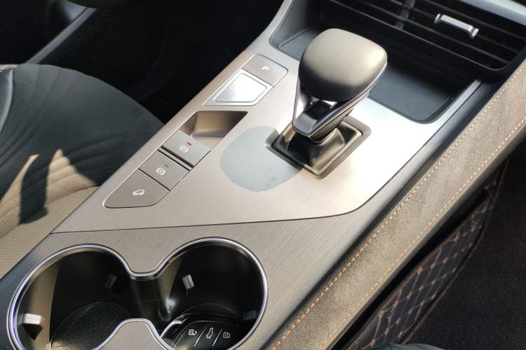 Used Roewe D5X DMH 2024 135 Tech Edition Interior 9