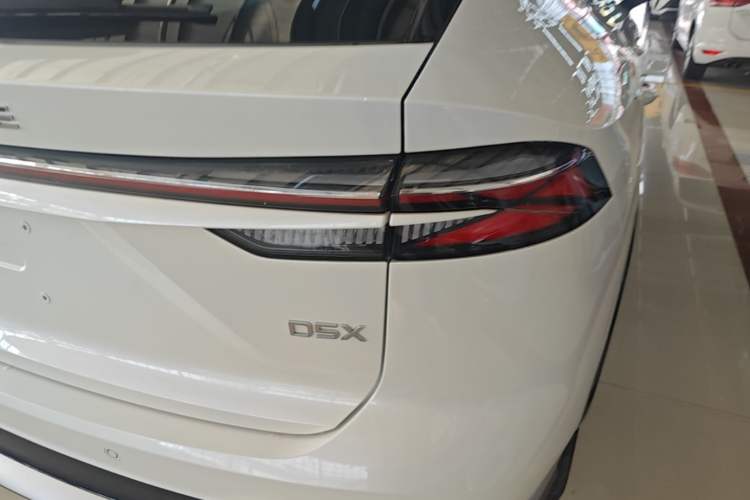Used Roewe D5X DMH 2024 135 Flagship Edition Right Rear Taillight