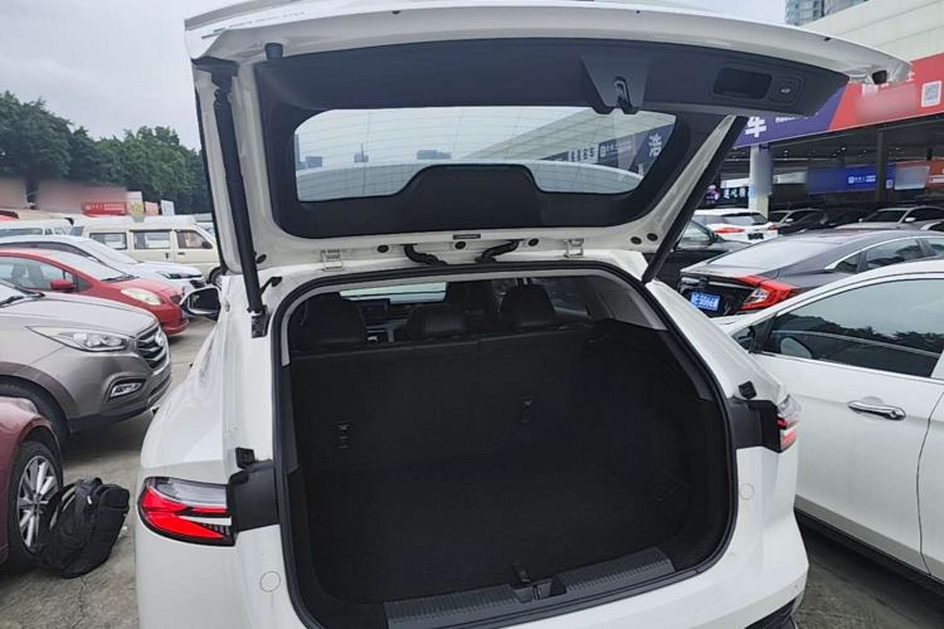 Used Roewe D5X DMH 2024 135 Tech Edition Trunk