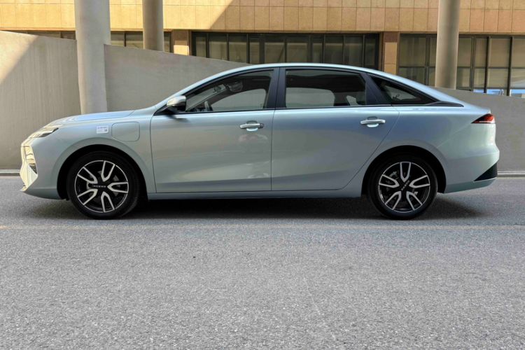Used Roewe D6 2025 450km Deluxe Edition Exterior 3