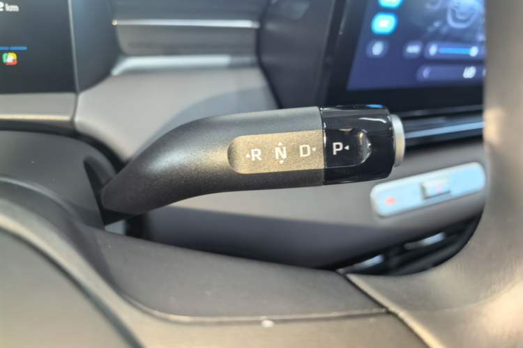 Used Roewe D6 2025 450 km Premium Edition Gear Lever