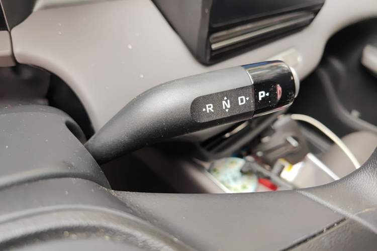 Used Roewe D6 2025 450 km Premium Edition Gear Lever