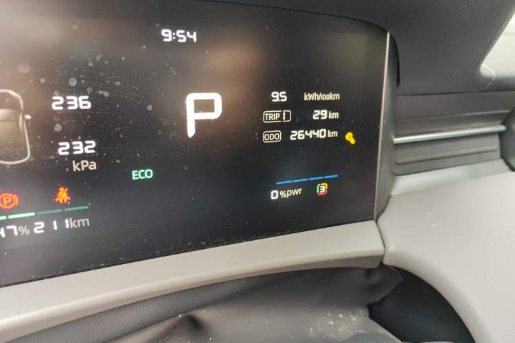 Used Roewe D6 2025 450 km Premium Edition Odometer Close Up