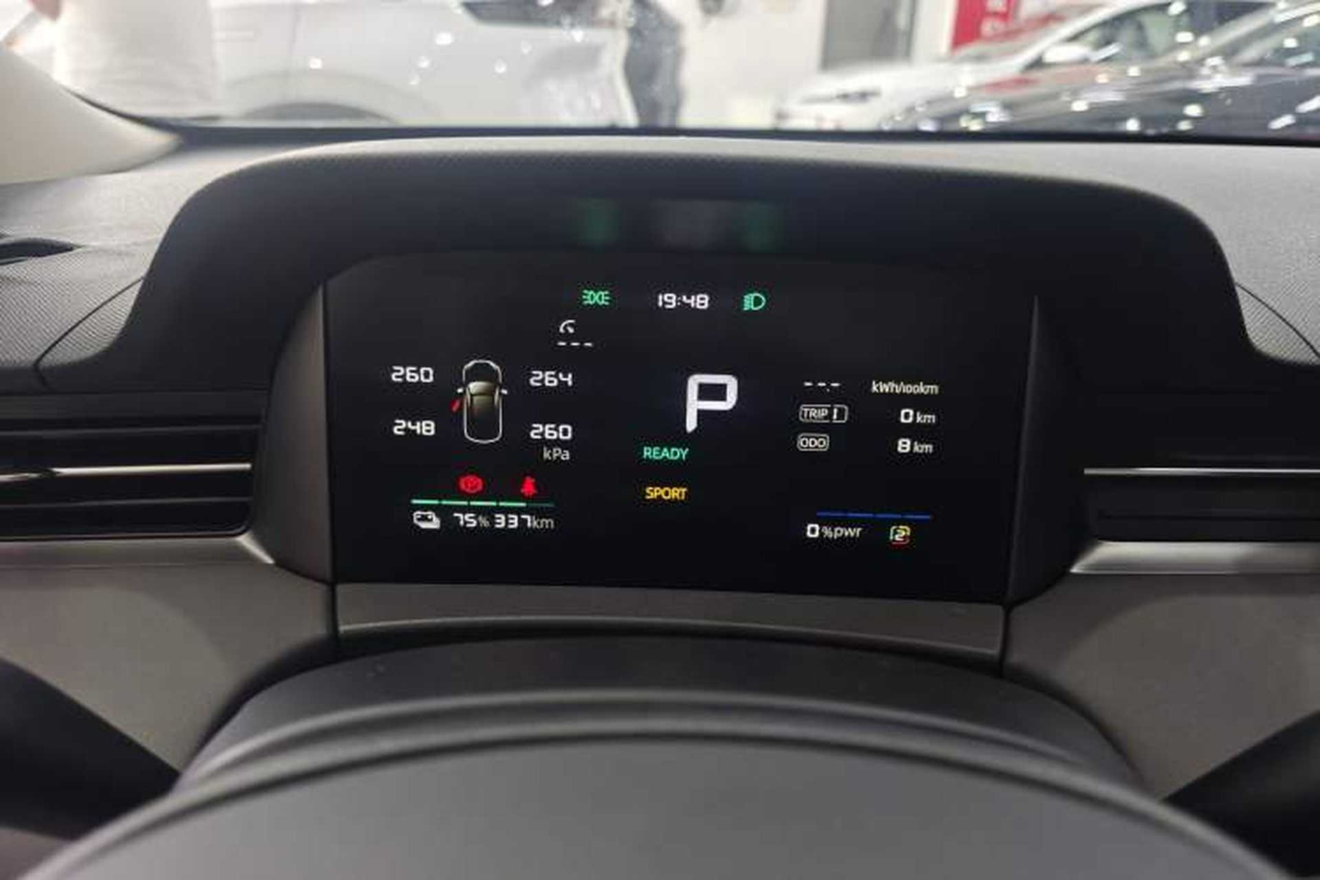Used Roewe D6 2025 450 km Premium Edition Odometer Close Up