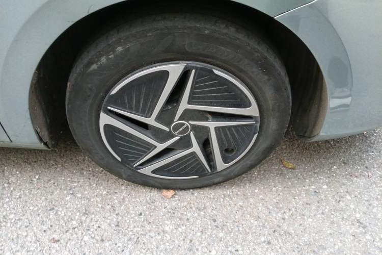 Used Roewe D6 2025 450 km Premium Edition Right Front Wheel Hub