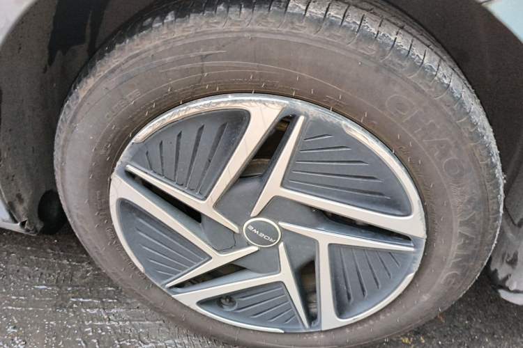 Used Roewe D6 2025 450 km Premium Edition Right Front Wheel Hub