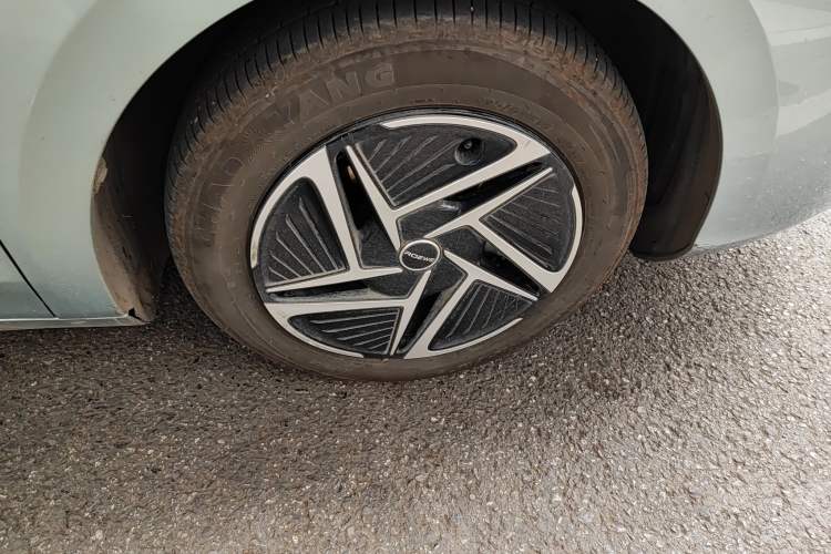 Used Roewe D6 2025 450 km Premium Edition Right Front Wheel Hub