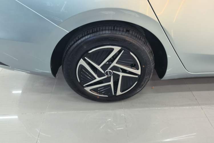 Used Roewe D6 2025 450 km Premium Edition Right Rear Wheel Hub