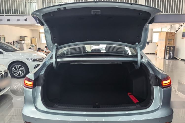 Used Roewe D6 2025 450 km Premium Edition Trunk