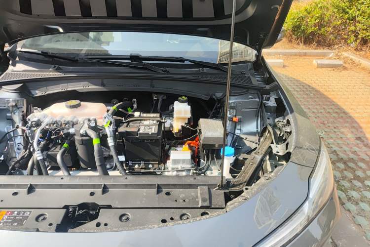 Used Roewe D6 2025 520km Comfort Edition Engine Bay Left