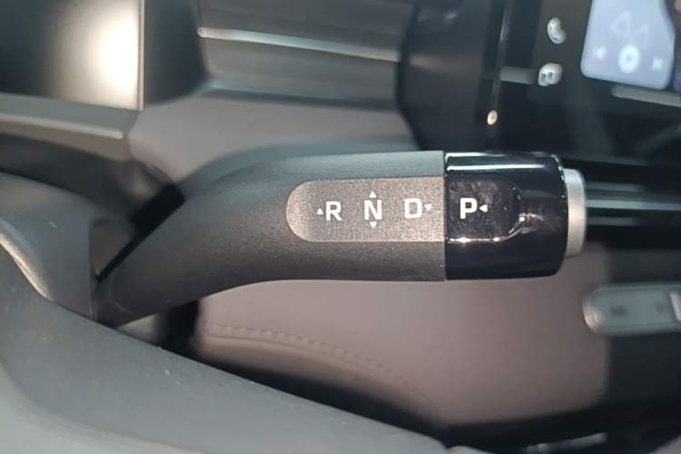 Used Roewe D6 2025 450 km Premium Edition Gear Lever